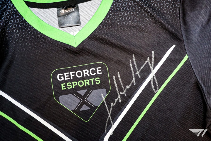 T1分享照片：NVIDIA的CEO黄仁勋给俱乐部送来亲笔签名队服